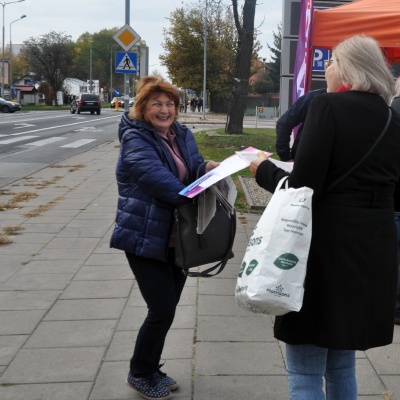 Wanda Siek - poczas romowy i wręczaniu gazety 